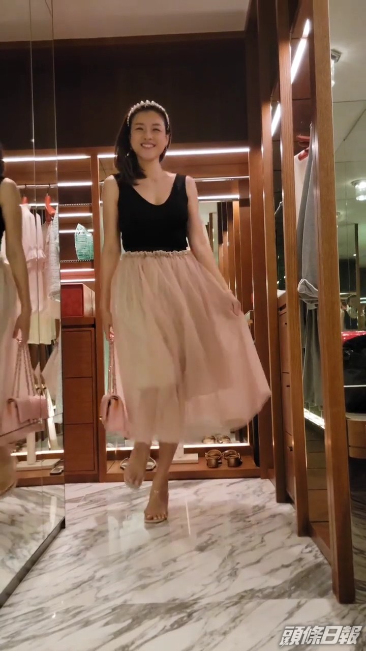 在酒店房衣帽間玩行catwalk。